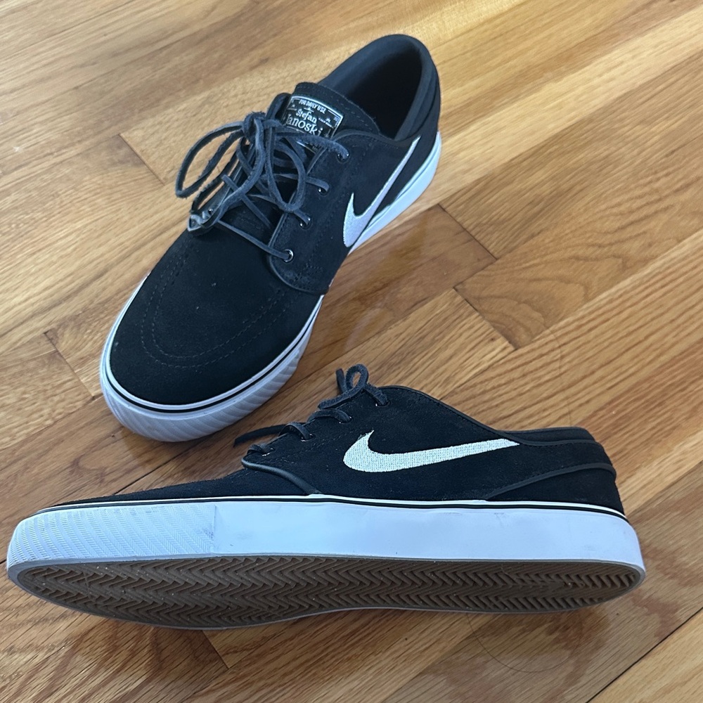 Nike Men’s Black Sneakers